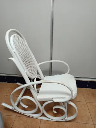 Mecedora de ratán y madera blanca