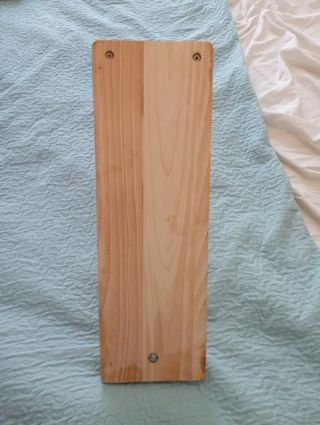 Jamonero de madera y metal.