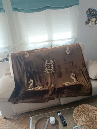 Manta de terciopelo envejecido marrón con bordado