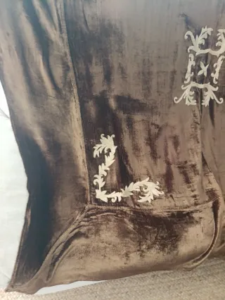 Manta de terciopelo envejecido marrón con bordado