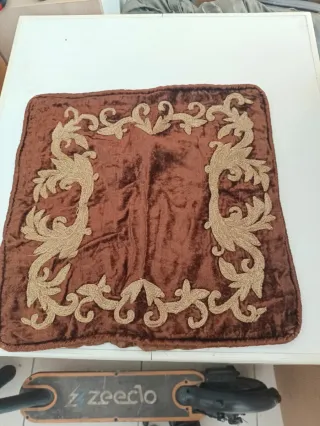 Manta y cojin de terciopelo envejecido marrón con