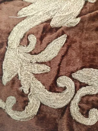 Manta y cojin de terciopelo envejecido marrón con