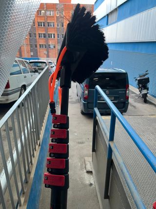 Cepillo telescópico para paneles solares o ventana