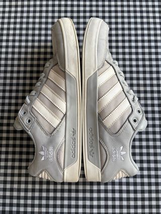 Zapatillas Adidas Grises y Blancas