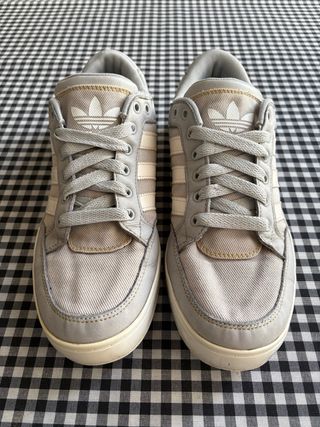 Zapatillas Adidas Grises y Blancas
