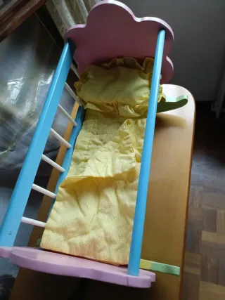 Cuna de juguete para niña