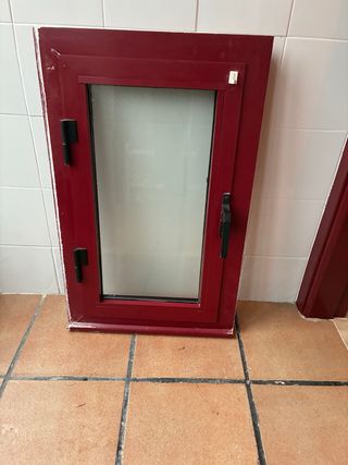 Ventana roja con marco de aluminio