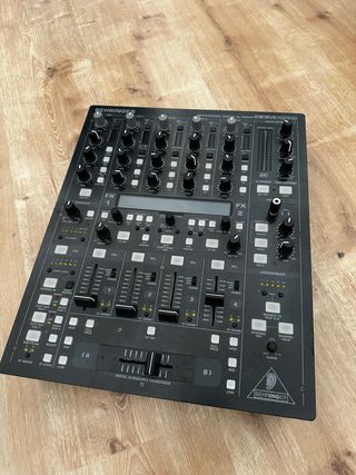 Mesa de mezclas Behringer DDM4000