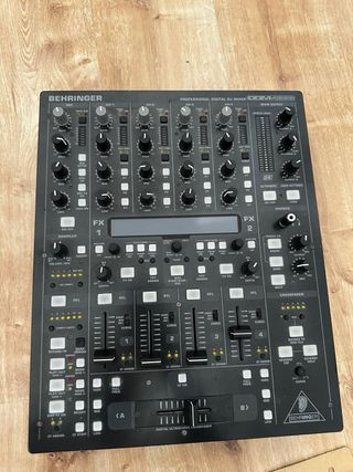 Mesa de mezclas Behringer DDM4000