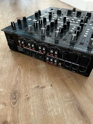 Mesa de mezclas Behringer DDM4000