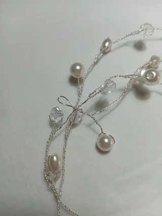 Hilo de plata con perlas y cuentas