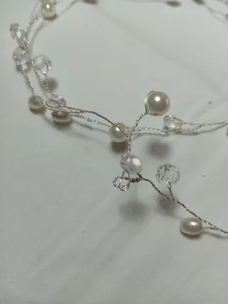 Hilo de plata con perlas y cuentas