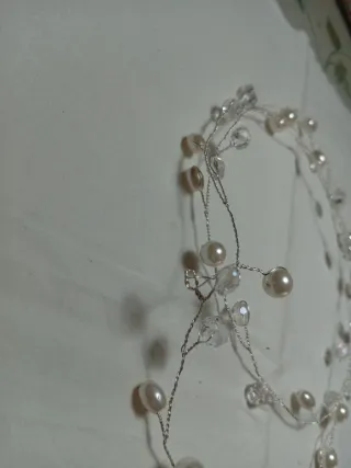 Hilo de plata con perlas y cuentas