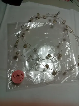 Hilo de plata con perlas y cuentas