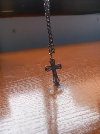 Collar con colgante de cruz plateada + pulsera