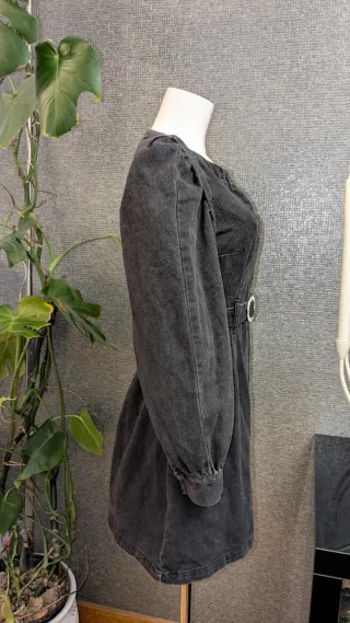 Vestido vaquero negro con cinturón brillante