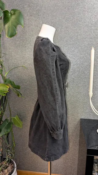 Vestido vaquero negro con cinturón brillante