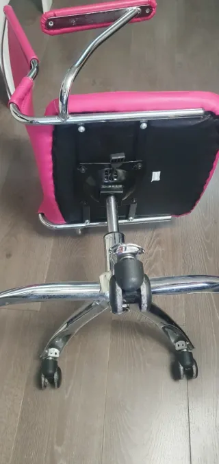 Silla de oficina rosa con reposabrazos y ajustable