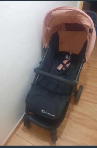 Carro de bebé rosa y mochila para porta pañales