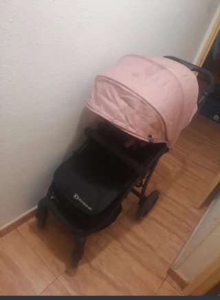 Carro de bebé rosa y mochila para porta pañales