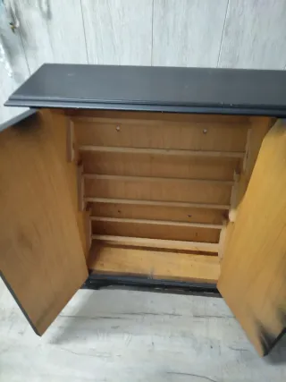 Zapatero negro de madera