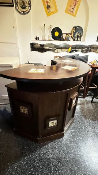 Barra de bar de madera oscura