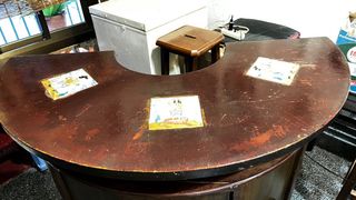 Barra de bar de madera oscura