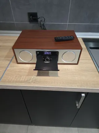 Equipo de sonido madera y plata bluetooth..