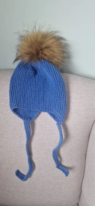 Gorro tejido con pompón