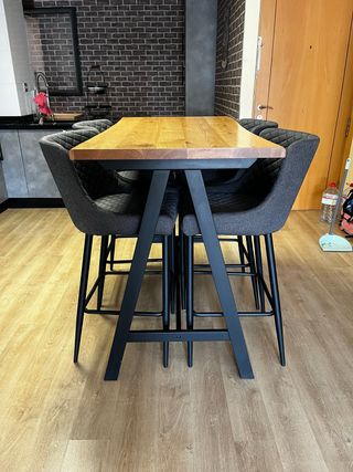 Mesa alta y 4 sillas comedor