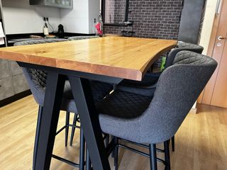 Mesa alta y 4 sillas comedor