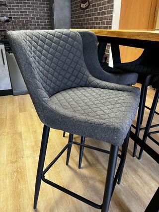 Mesa alta y 4 sillas comedor