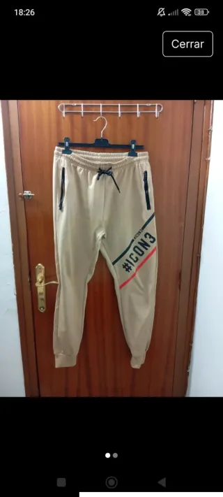 Pantalón chándal beige con logo