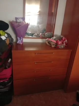 Cómoda de madera con espejo