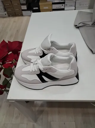 Tenis grises y blancos disponible mas tallas