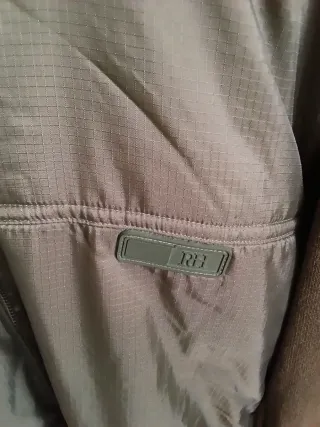 Chaqueta con capucha