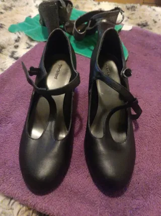 Zapatos de tacón elegantes negros