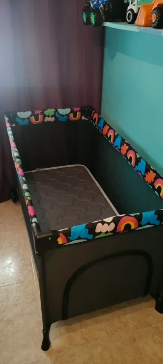 Parque cuna infantil con diseño de arcoíris