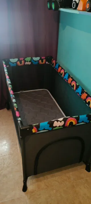 Parque cuna infantil con diseño de arcoíris