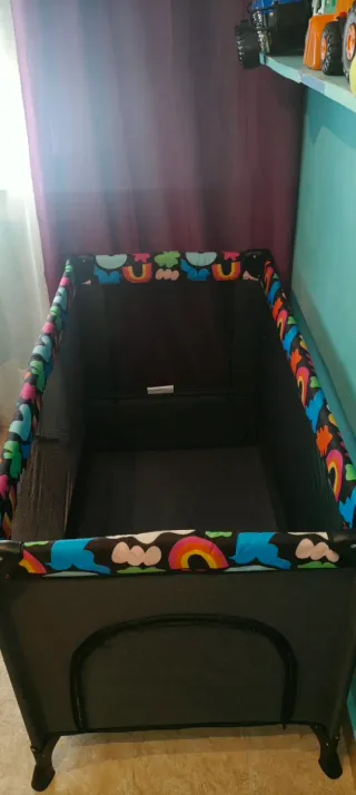 Parque cuna infantil con diseño de arcoíris