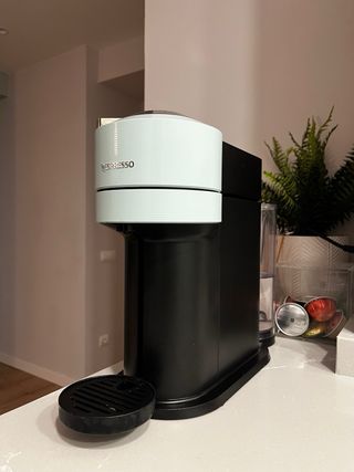 Cafetera Nespresso Vertuo turquesa y Negra