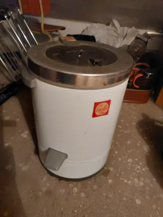 Centrifugador de ropa blanco