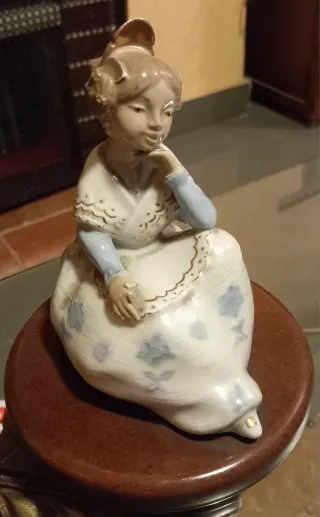 Figura cerámica niña sentada