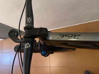 Orbea Rise H10 2022 con Tija Kashima y Cambio Ele