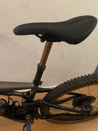 Orbea Rise H10 2022 con Tija Kashima y Cambio Ele