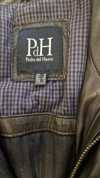 Chaqueta de cuero Pedro del Hierro. Color marrón.