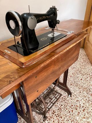 Máquina de coser Alfa antigua