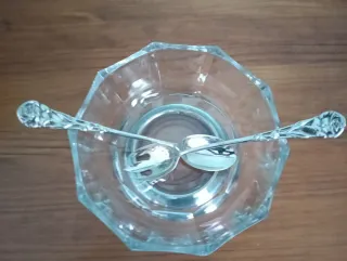 Ensaladera de cristal con cubiertos