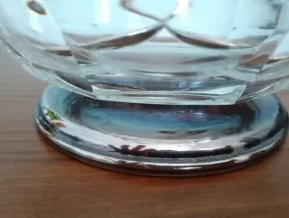 Ensaladera de cristal con cubiertos