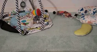 Suelo acolchado gris tipo puzzle